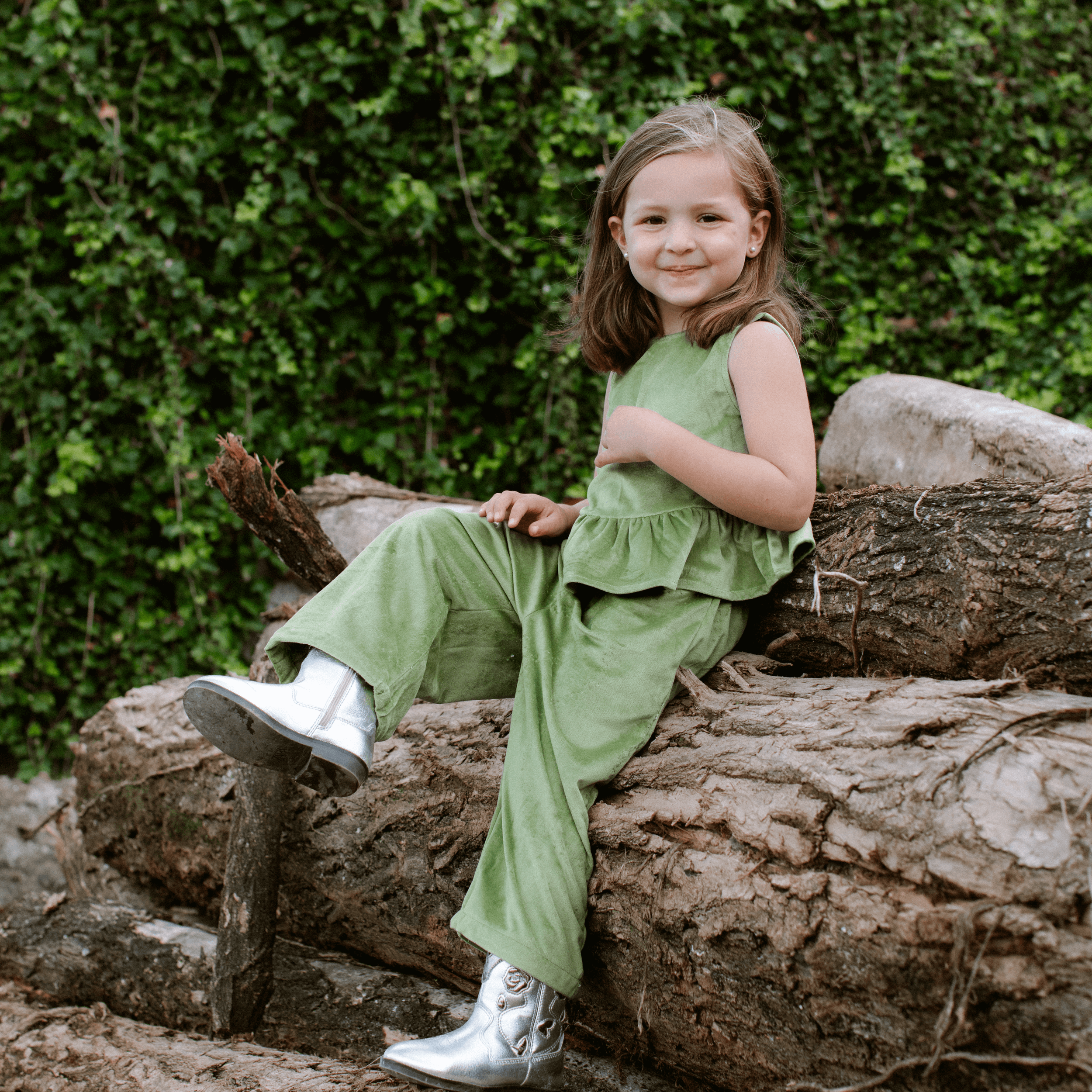 Piglo Kids Green Velvet Holiday Set – Trendy Style for Little Rockstars